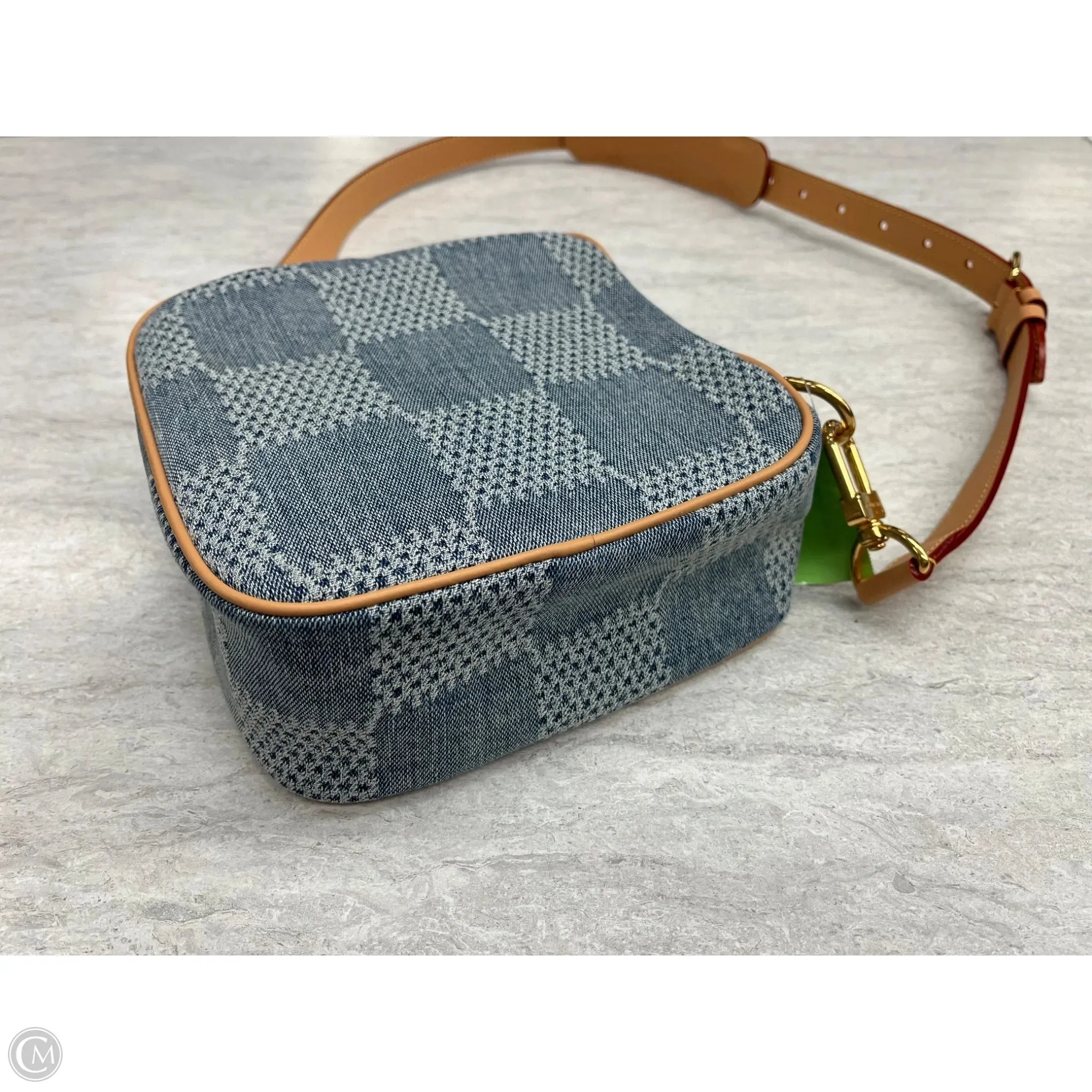 Crossbody Luxury Designer By Louis Vuitton, Size: Medium