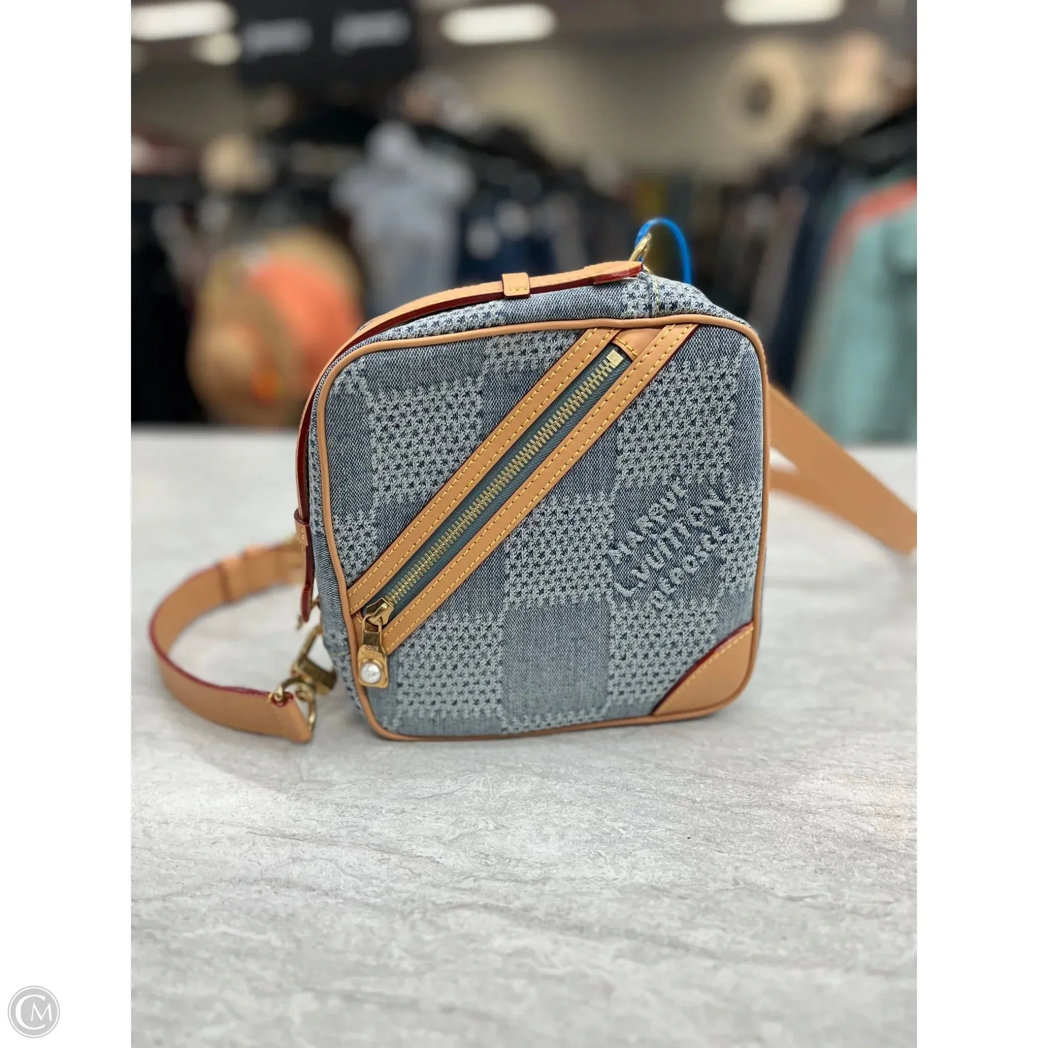 Crossbody Luxury Designer By Louis Vuitton, Size: Medium