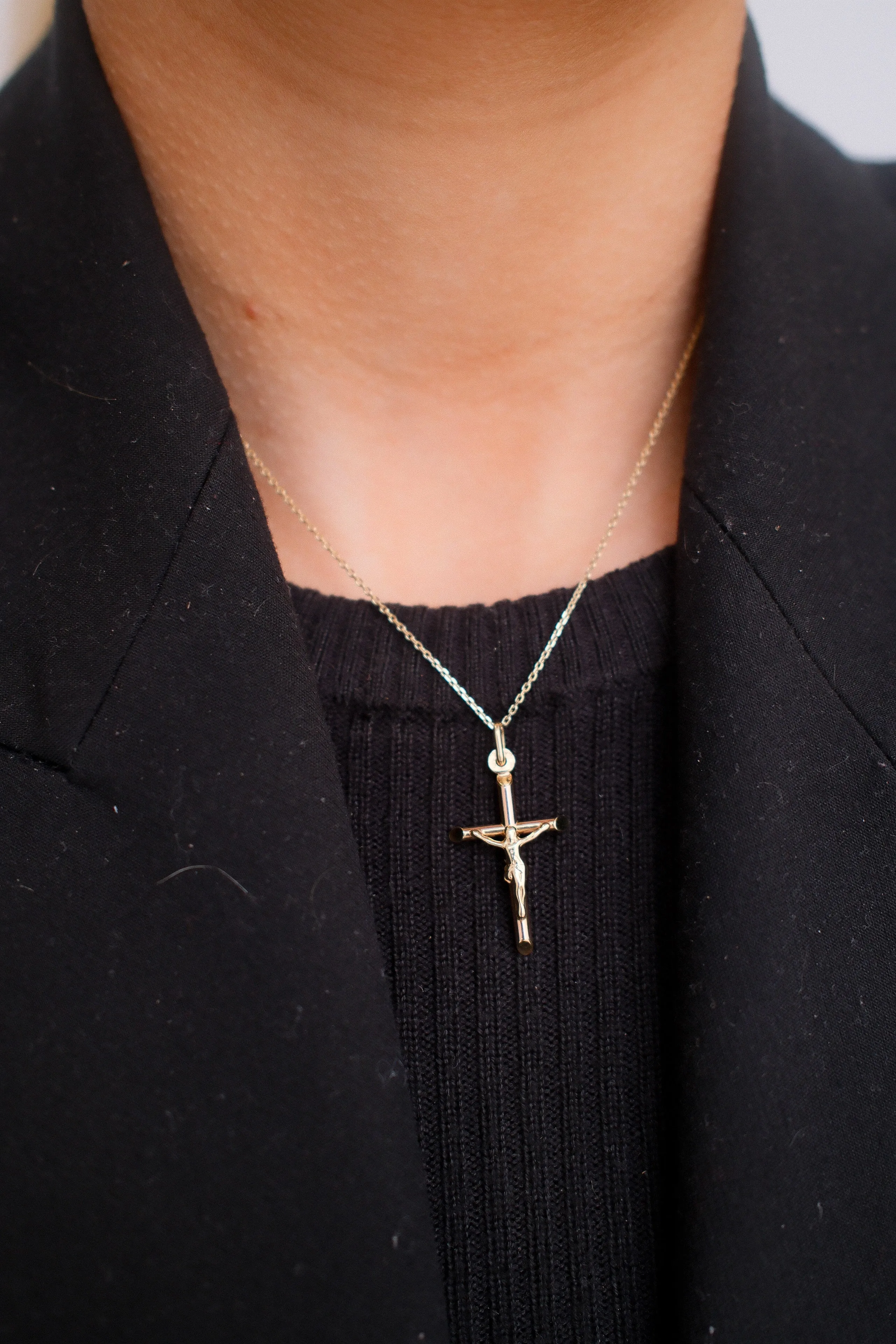 Vintage 9ct Yellow Gold Rounded Crucifix Pendant